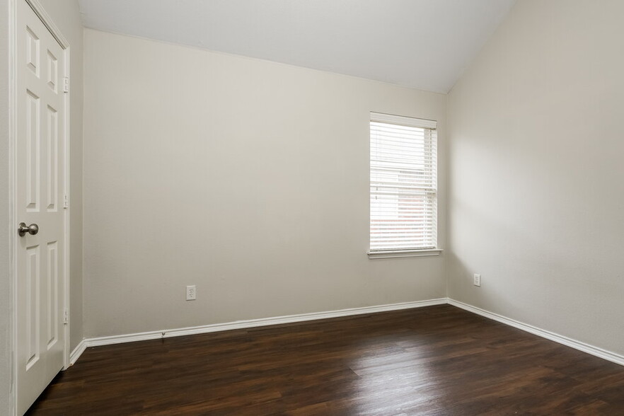 Building Photo - 12124 Rowsley Ln