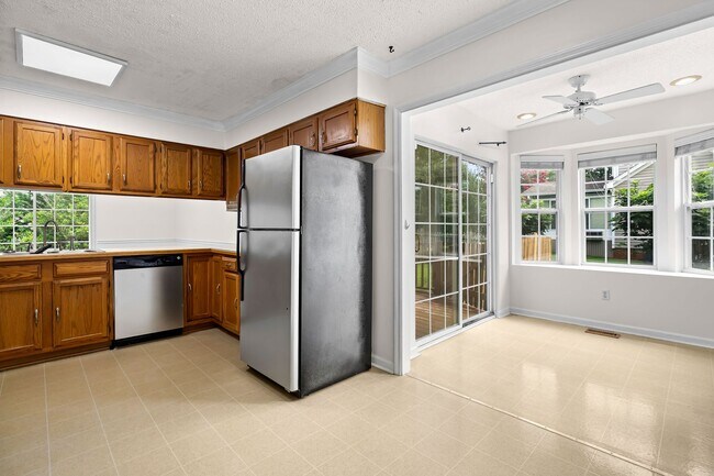Building Photo - West Knoxville 37922 - Freshly painted and move-in ready, 3-bedroom, 2.5-bath home - Contact Matt...