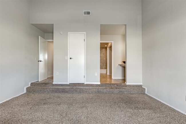 Building Photo - 8725 Victorian Village Dr