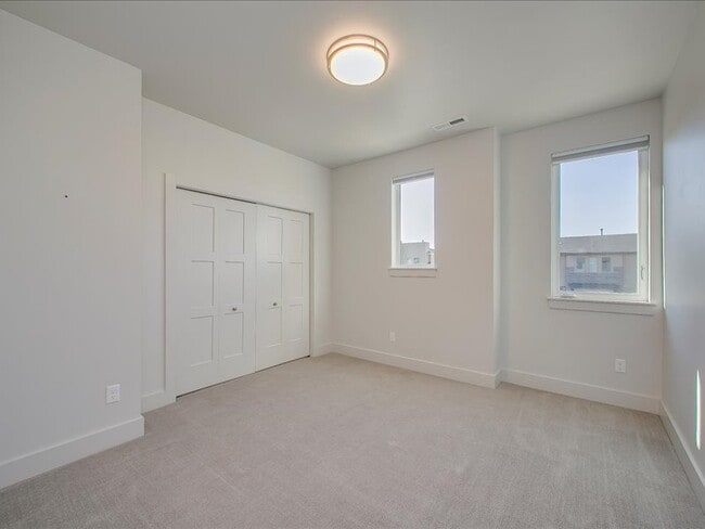 Building Photo - 4320 E Parkcenter Blvd