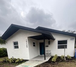 Building Photo - 3 bed/2 bath in St.Pete!