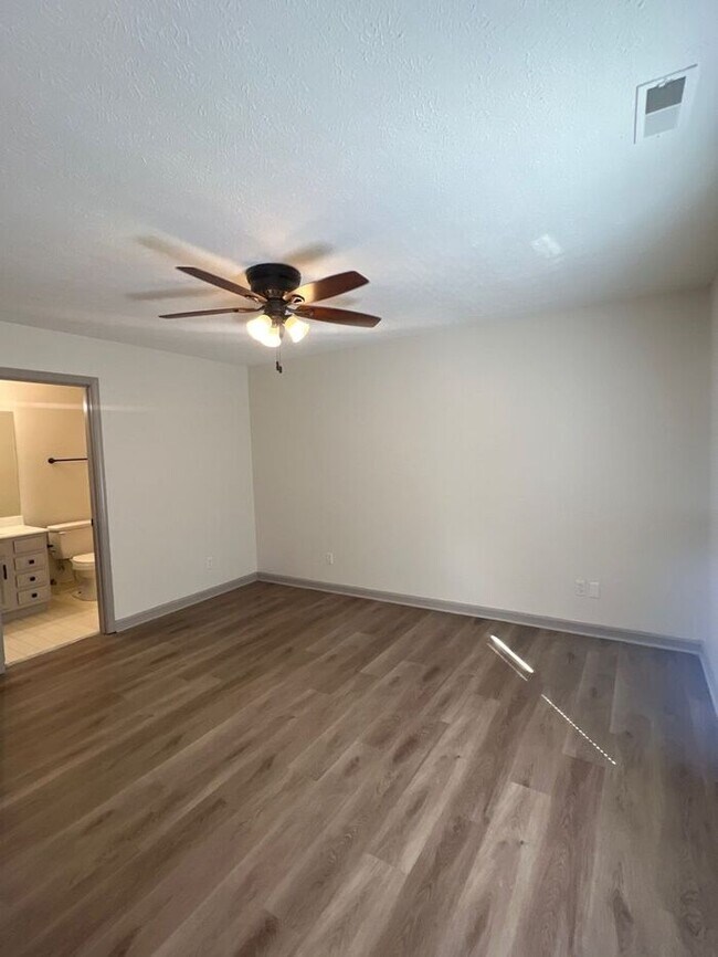 Building Photo - **Charming 2 Bed, 2 Bath Ranch-Style Home ...