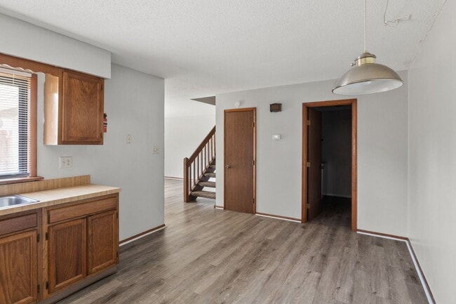 Building Photo - Spacious Updated 2 Bedroom 1.5 Bath Townhomes