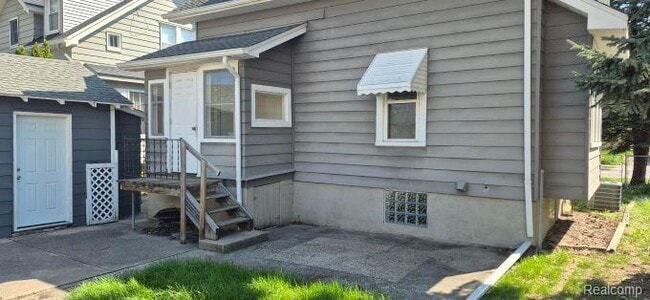 Building Photo - 830 Knowles St