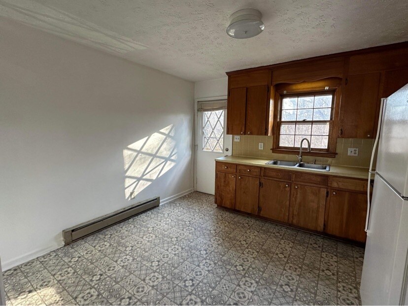 Kitchen - 183 Loch Ln