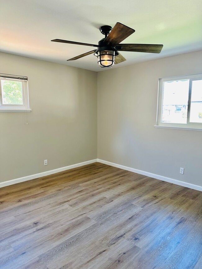 Building Photo - Charming 3 Bedroom Home