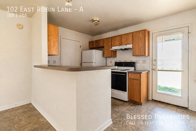 Building Photo - 102 E Robin Ln