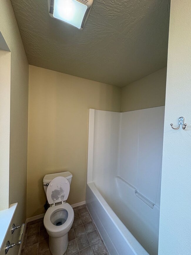 Building Photo - 3 Bedroom Duplex on Bailey Hill Rd