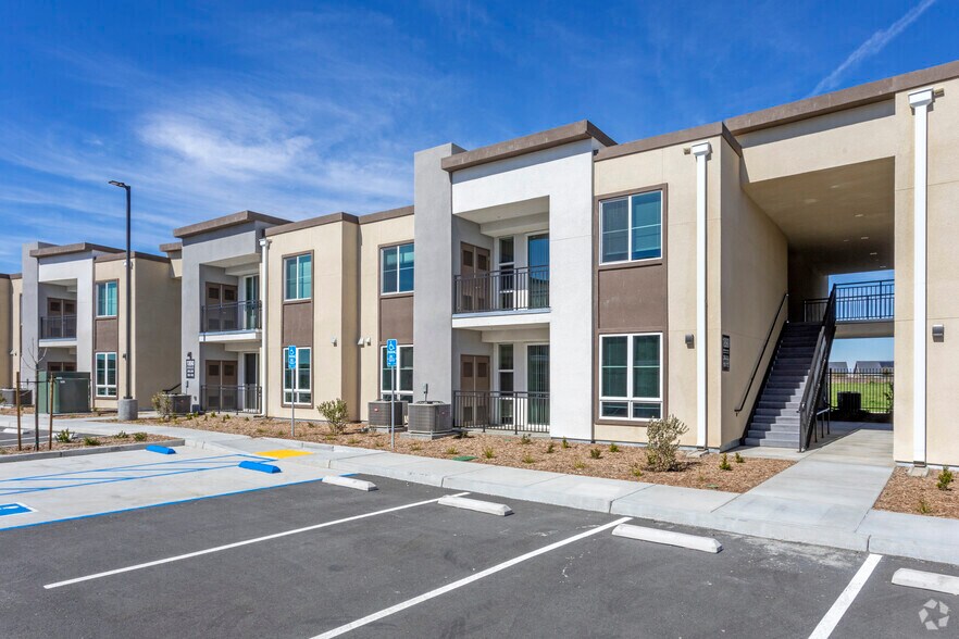 Berkshire Crossing 1850 Centennial Dr Hanford CA 93230 Apartment Finder