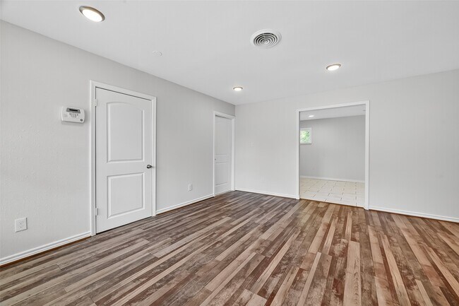 Building Photo - 5635 Belarbor St