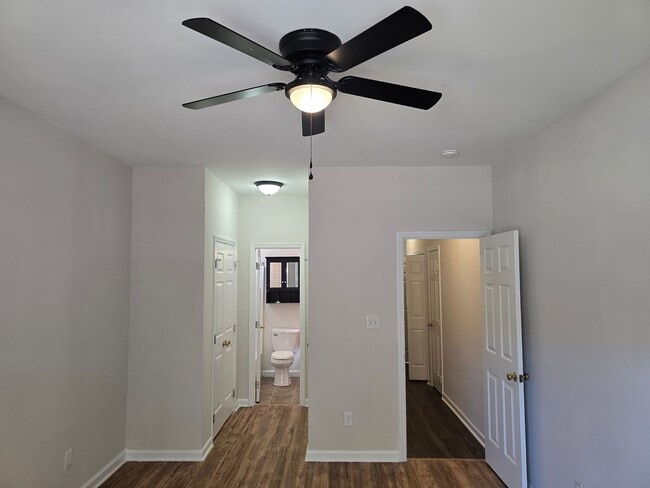 Building Photo - Super Cute Renovated End-Unit Loft Townhome in Arbor Creek!