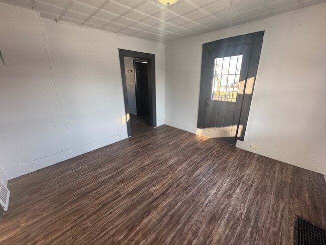 Building Photo - 1507 Main-E