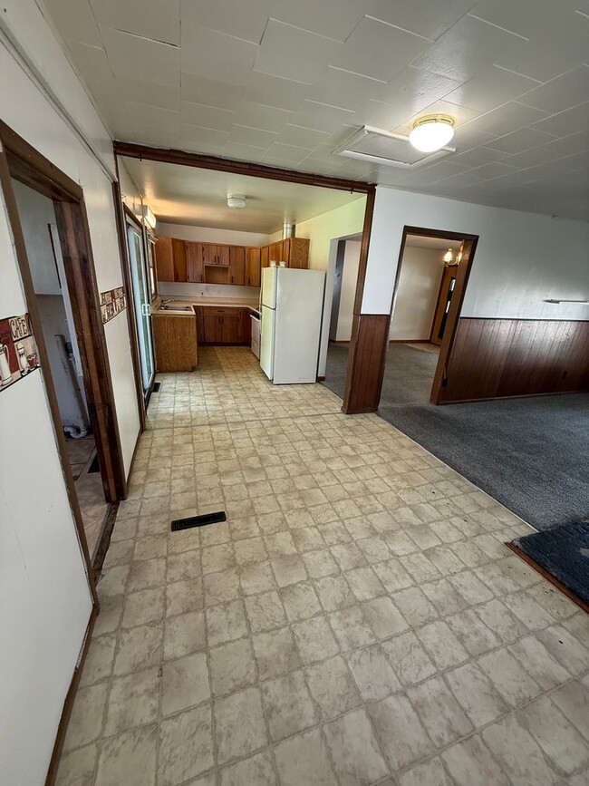 Building Photo - 3 Bedroom Single family with fenced in yard
