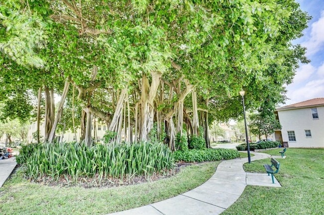 Building Photo - 1019 W Longport Cir