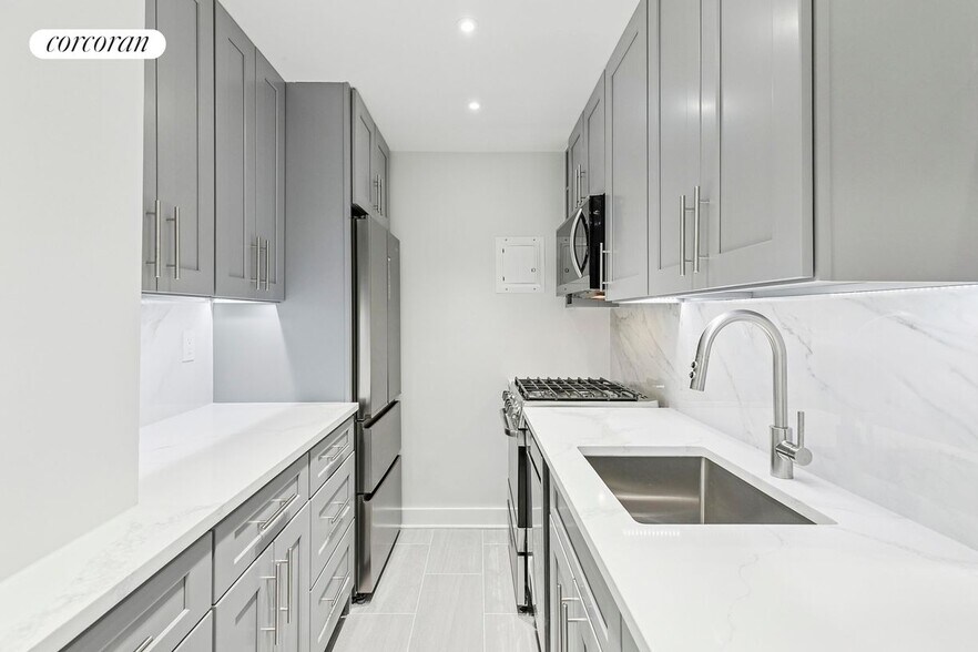 Building Photo - 77 W 55th St