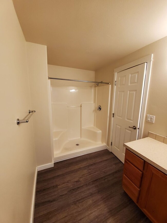 Building Photo - 3 Bedroom, 2 Bathroom Home with a 2 Car Ga...