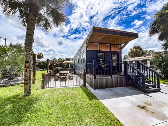 Building Photo - "Charming 2-Bedroom Retreat in River Ranch...