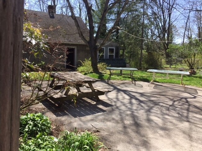Building Photo - Radford, 5 BR / 2.5 BA, Available in August