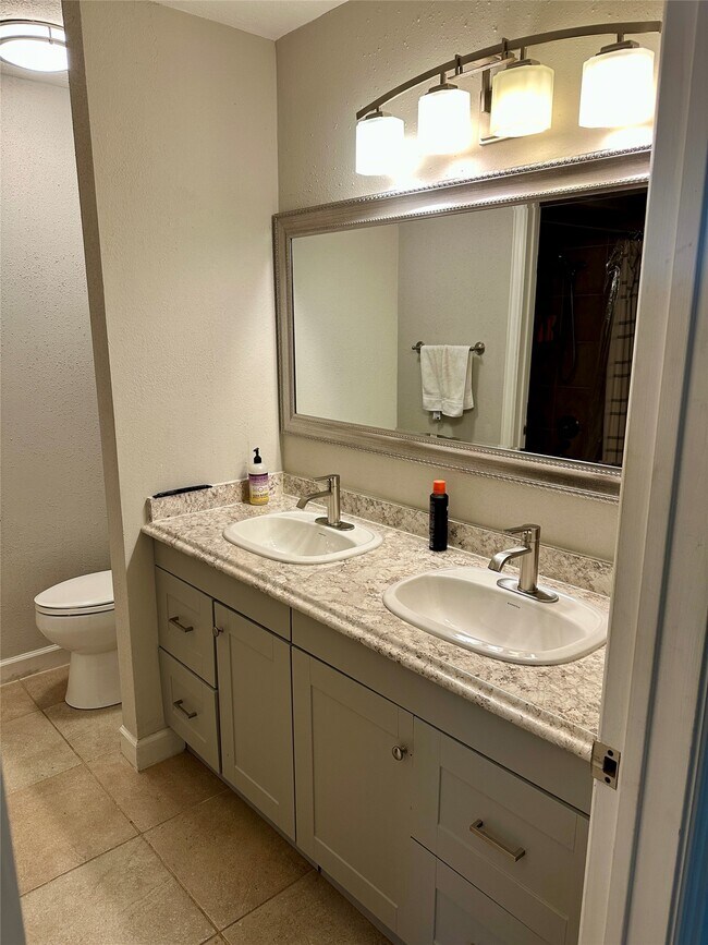 Building Photo - 16007 Mill Point Dr