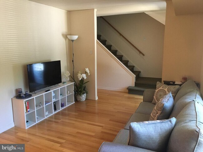 Building Photo - 201 Village Walk