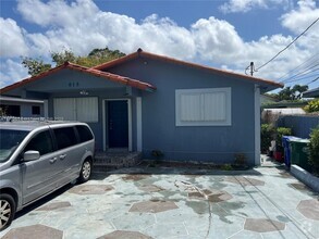 Building Photo - 615 NW 25th Ct