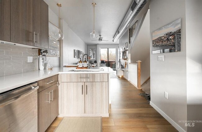 Building Photo - Luxury Apartment