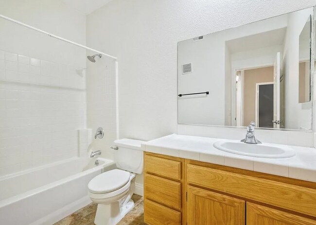 Building Photo - Three Story Townhome Overlooking Singing H...