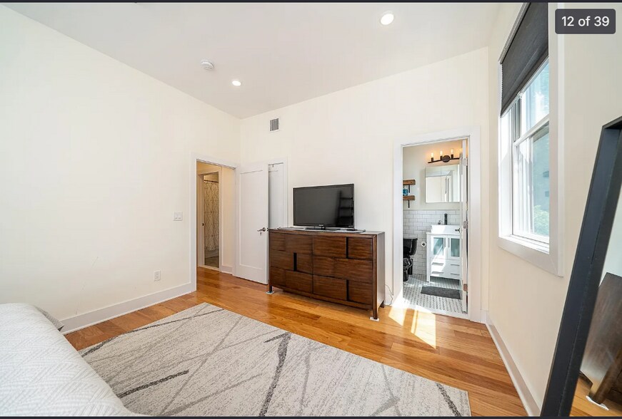 Building Photo - 209 Hutton St