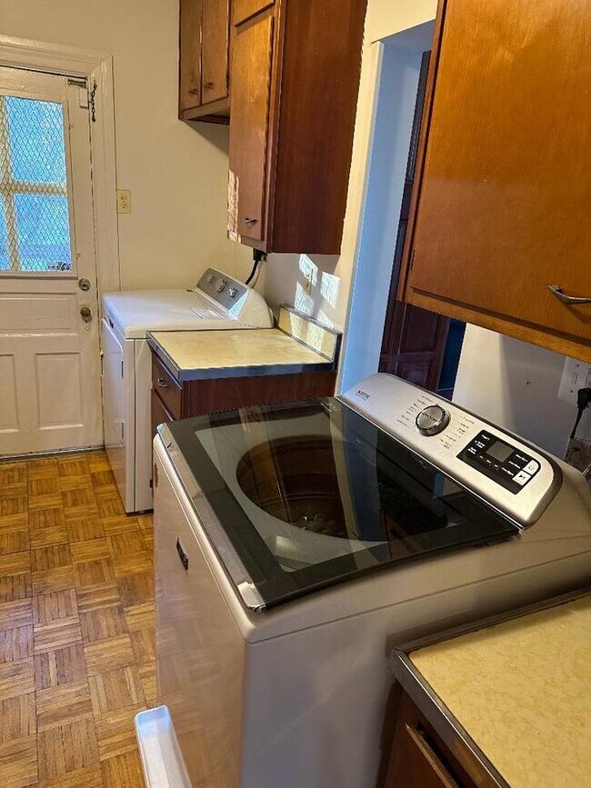 Building Photo - 6124 Old Dominion Dr