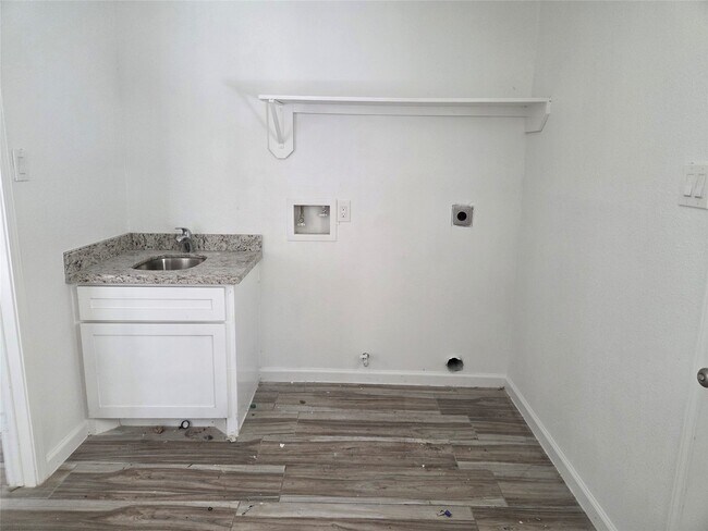Building Photo - 592 River Plantation Dr