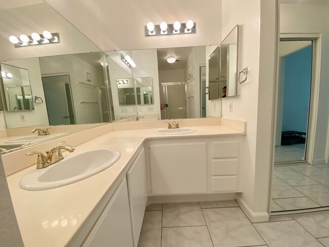 Building Photo - Cozy 2bd/2ba Gated Condo! W/ 2 Community Pools and Spa!