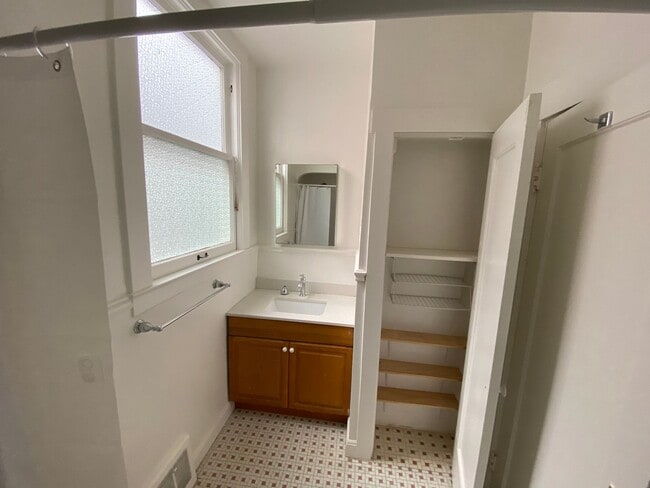 Building Photo - Epic REA - Spacious Light-filled Corner House 4BD/ 2BA