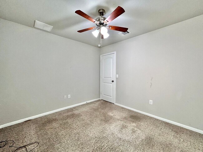 Building Photo - Move-In Ready 4-Bed, 2-Bath Home in Prime Fairhaven Location!