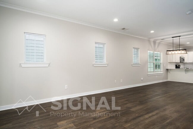 Building Photo - 215 Creek Run Way