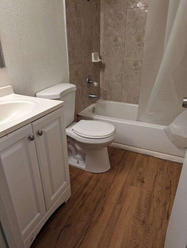 Building Photo - MOVE IN READY!!! TOWNHOME!! 2 BEDROOMS 2.5...