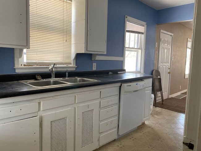 Building Photo - 2 Bedroom, 1 Bathroom House for Rent-820 Adrian