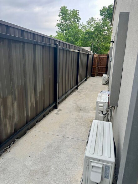 Building Photo - 3437 Stanley Ave