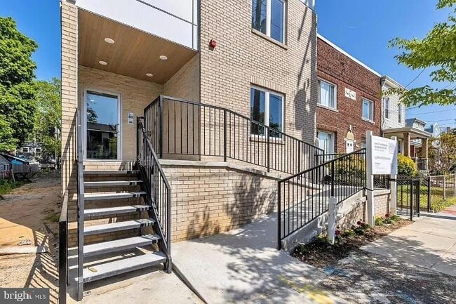 Building Photo - 1416 22nd St SE