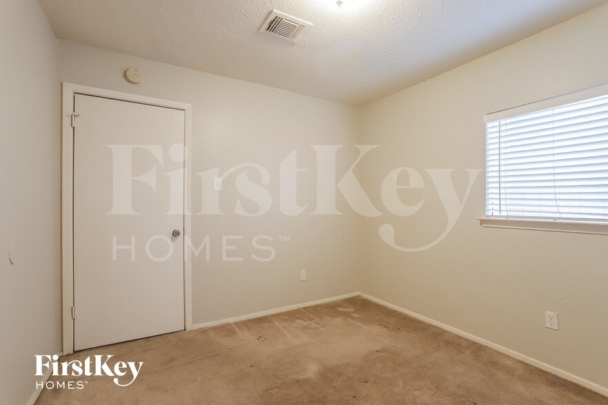 Building Photo - 2026 Summer Pl Dr