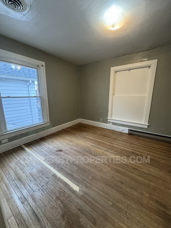 Building Photo - 915 N Main St