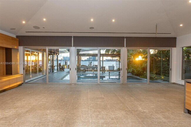 Building Photo - 2440 N Shore Terrace