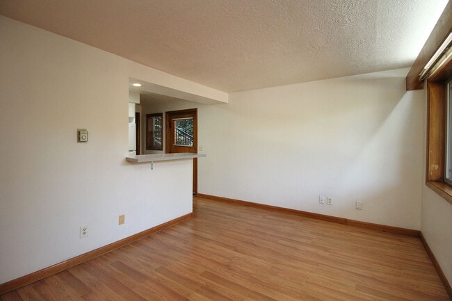 Building Photo - 3200-3236 SW Marigold St