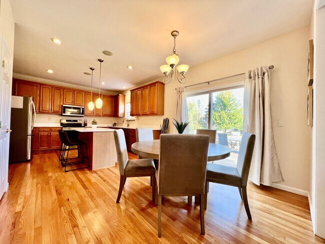Building Photo - Large executive home in pool community Mas...
