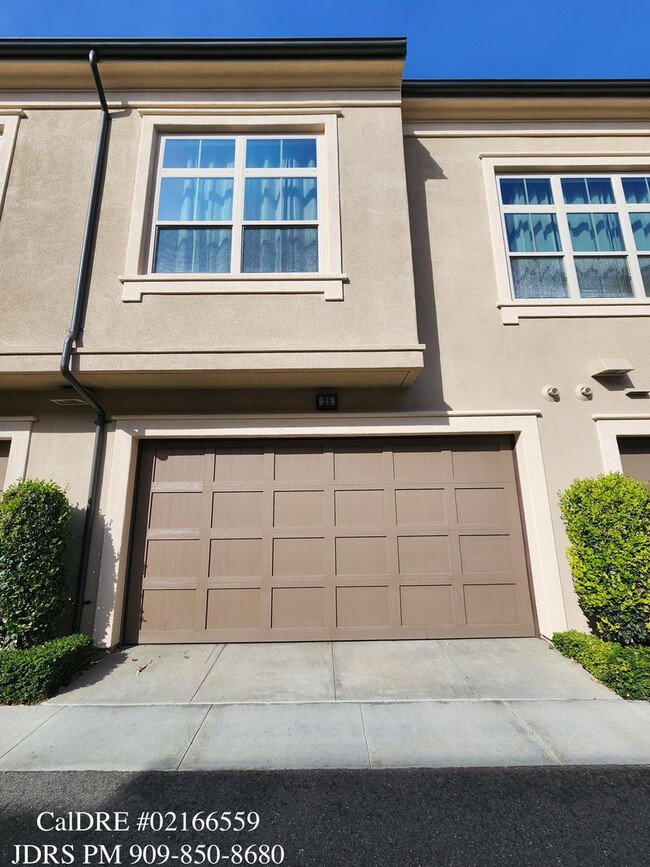 Building Photo - Irvine 2 Bedroom Townhouse