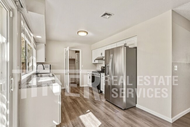 Building Photo - 9024 Leatham Ave