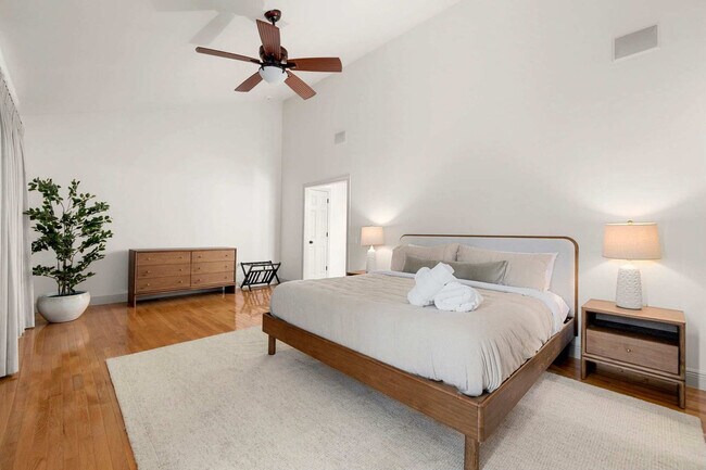 Building Photo - 515 NW D St