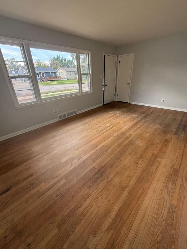 Building Photo - West Side 3 bedroom, 2 bathroom home for rent