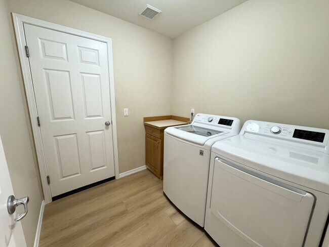 Building Photo - Spacious rambler 2 beds plus den