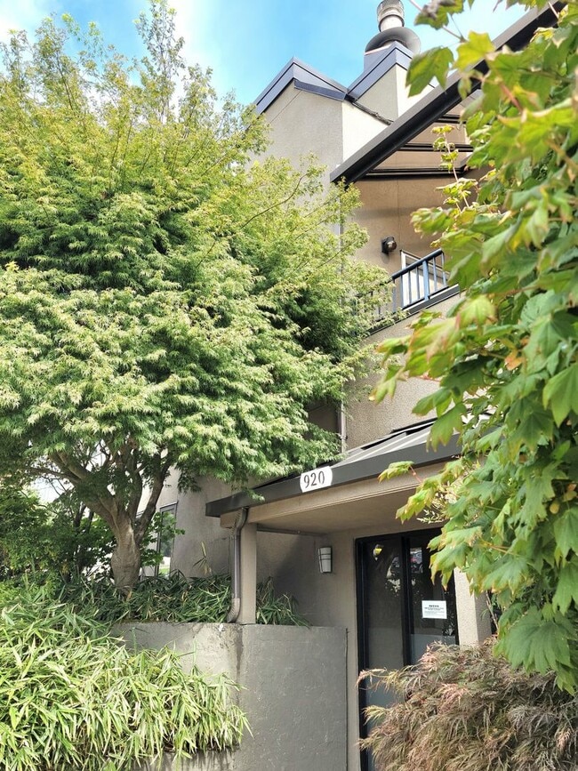 Amazing lower Queen Anne 2story 2 bed/1.5... 920 5th Ave N Seattle