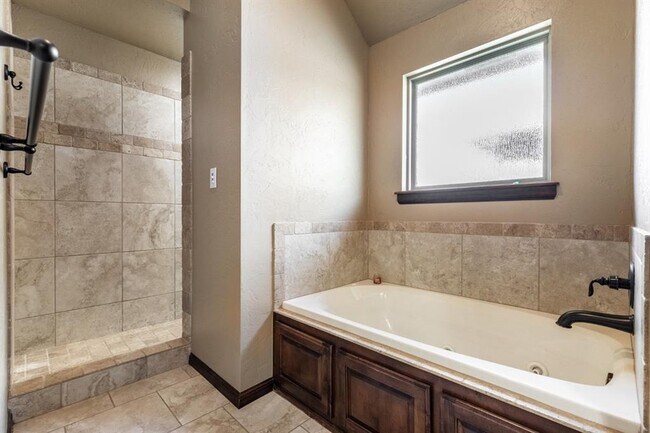 Building Photo - 542 W Chickasaw Ct Way